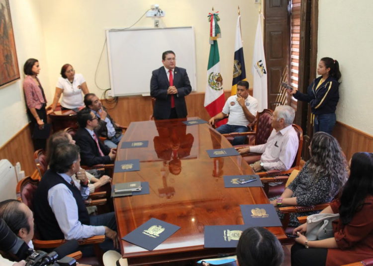 Reconocen 20 años de “Avance Universitario”