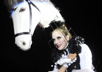 Deslumbra Theater Tol en la inauguración de teatro de calle