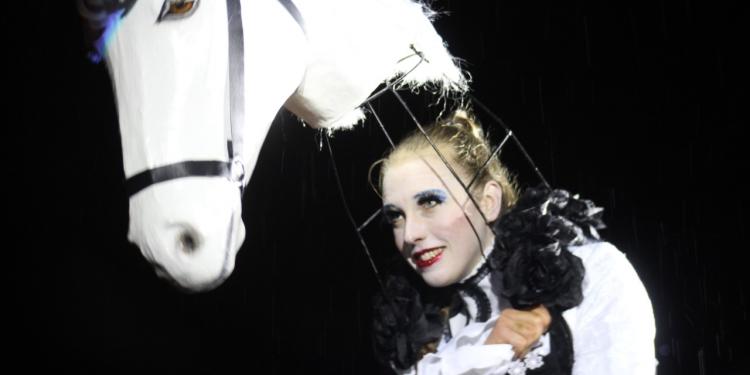 Deslumbra Theater Tol en la inauguración de teatro de calle