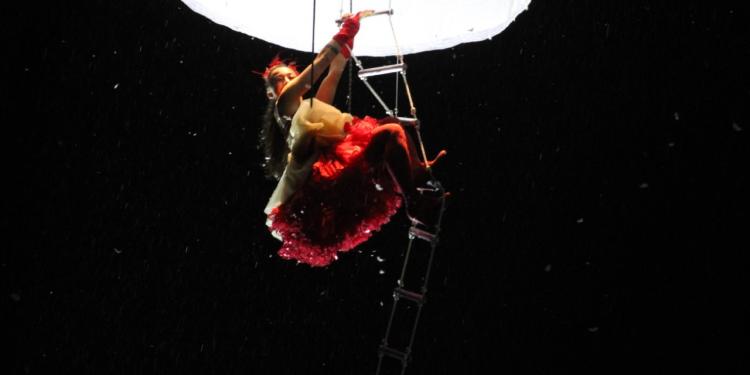 Deslumbra Theater Tol en la inauguración de teatro de calle