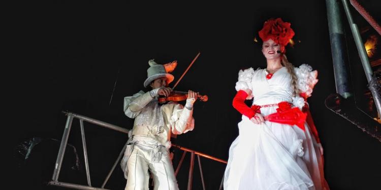 Deslumbra Theater Tol en la inauguración de teatro de calle