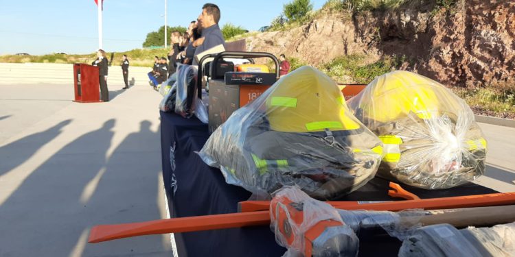 Entregan equipo a policías y bomberos capitalinos