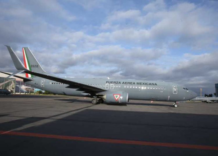 Descienden de avión militar las cenizas de José José