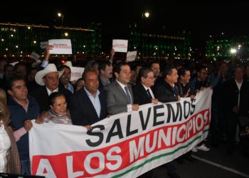 Con gas lacrimógeno reciben a alcaldes en Palacio Nacional; exigirían recursos