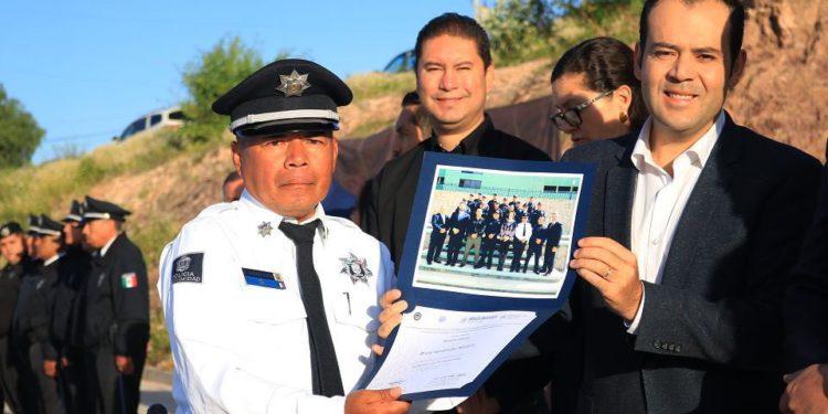 Entregan equipo a policías y bomberos capitalinos