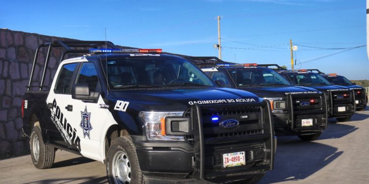 Entregan equipo a policías y bomberos capitalinos