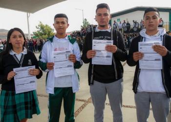 Entregan becas “Benito Juárez” en Zacatecas