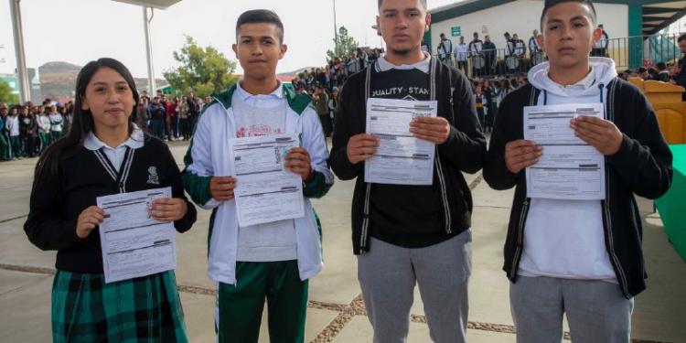 Entregan becas “Benito Juárez” en Zacatecas