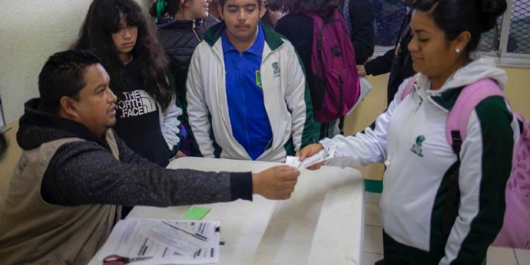 Entregan becas “Benito Juárez” en Zacatecas