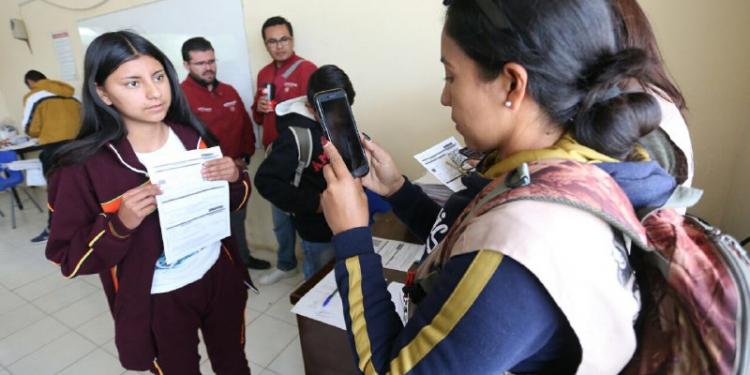 Entregan becas “Benito Juárez” en Zacatecas