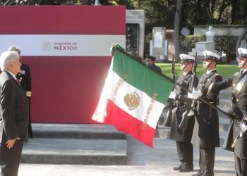 López Obrador reconoce lealtad de marinos y soldados