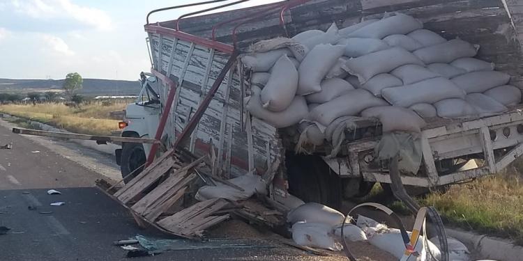 Impacto entre tracto camiones deja dos lesionados