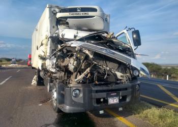 Impacto entre tracto camiones deja dos lesionados