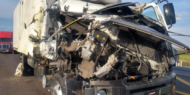 Impacto entre tracto camiones deja dos lesionados