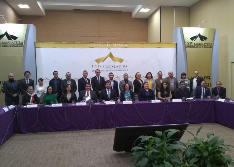 Firman convenio los congresos de Guanajuato y Zacatecas en materia documental