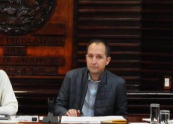 De izquierda a derecha, Alejandrina Varela Luna, directora del Instituto de la Juventud, Dip. Edgar Viramontes Cárdenas, y Carlos Casas Sanroque, Consejero electoral del IEEZ
