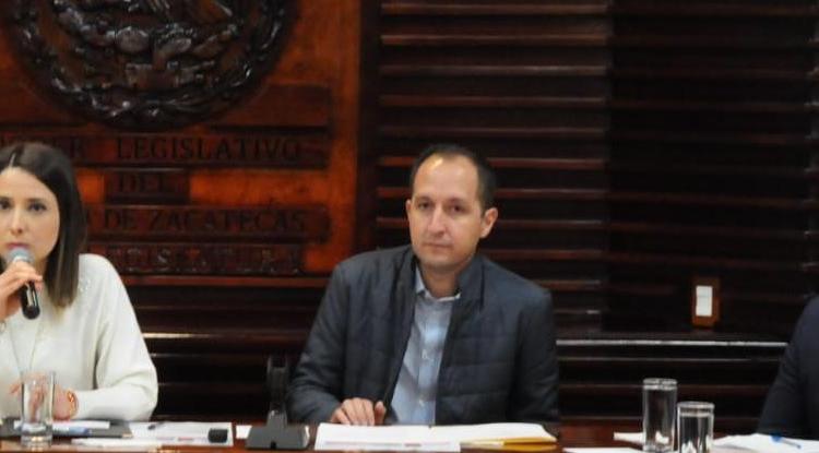 De izquierda a derecha, Alejandrina Varela Luna, directora del Instituto de la Juventud, Dip. Edgar Viramontes Cárdenas, y Carlos Casas Sanroque, Consejero electoral del IEEZ