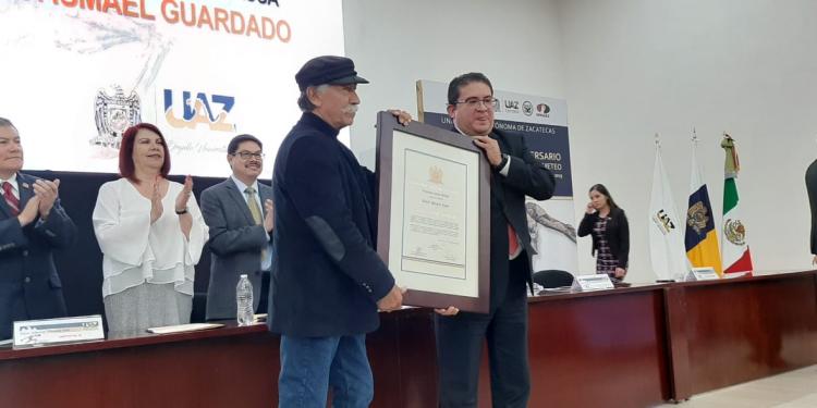 Entrega UAZ doctorado Honoris Causa al artista zacatecano Ismael Guardado