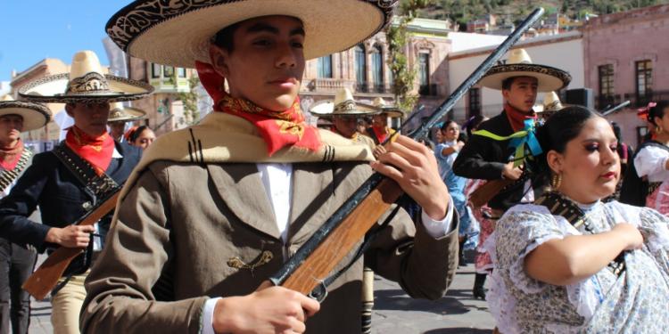 Con desfile cívico conmemoran 109 aniversario de la Revolución Mexicana