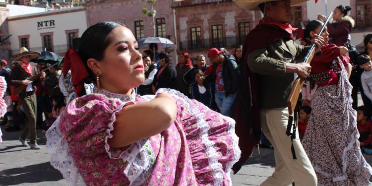 Con desfile cívico conmemoran 109 aniversario de la Revolución Mexicana