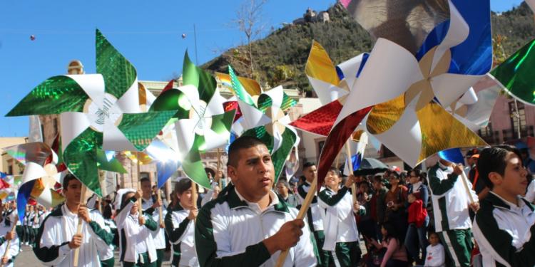 Con desfile cívico conmemoran 109 aniversario de la Revolución Mexicana