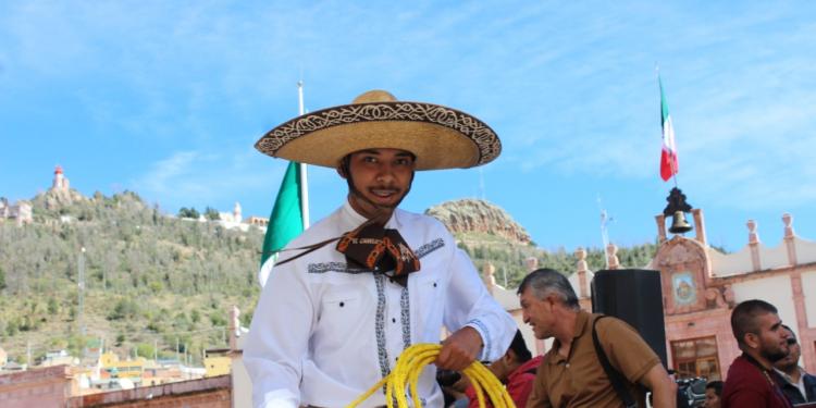 Con desfile cívico conmemoran 109 aniversario de la Revolución Mexicana