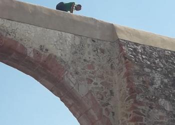 Joven muere al caer de los arcos de Querétaro
