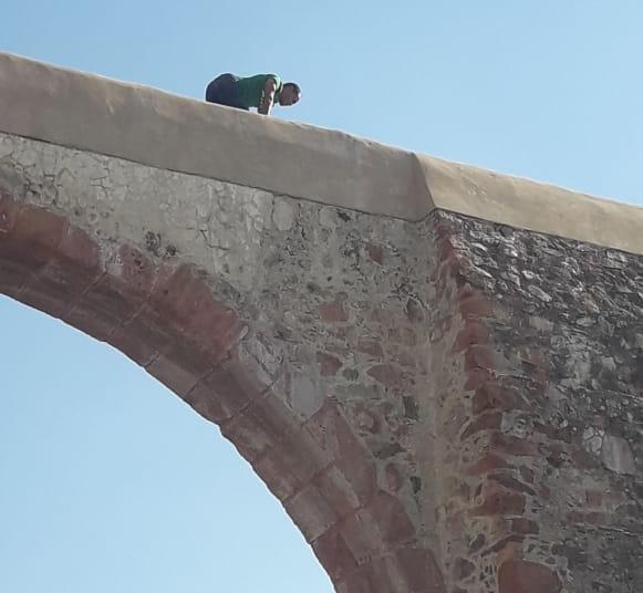 Joven muere al caer de los arcos de Querétaro