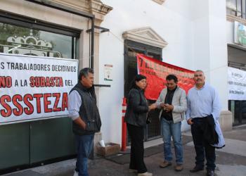 Exigen pago de pensiones y transparencia en subastas del ISSSTEZAC