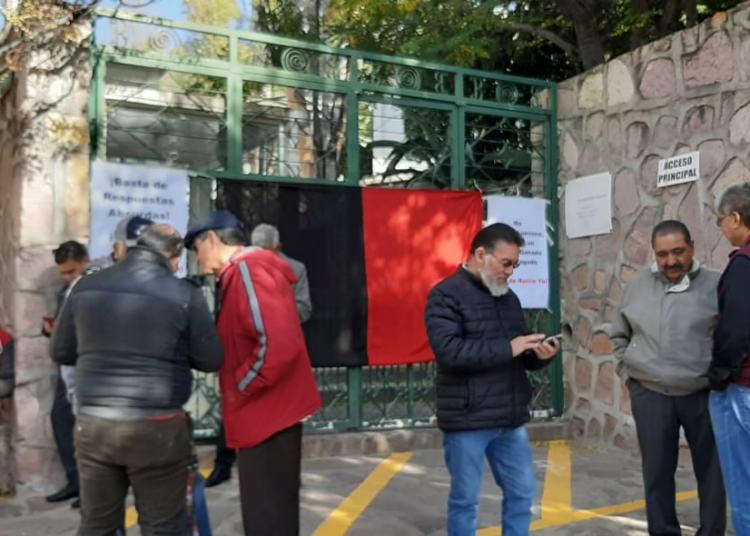 Jubilados del COBAEZ toman oficinas; exigen pago de prestaciones