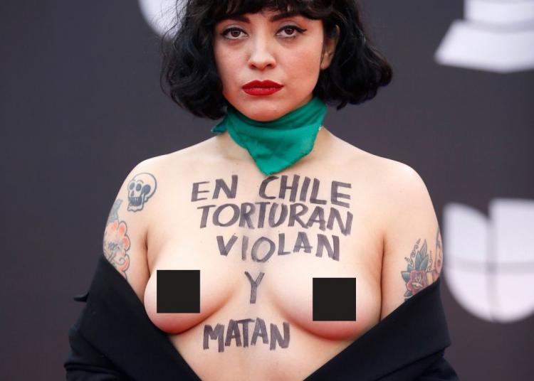 Mon Laferte destapa sus senos en los Latin Grammy como protesta