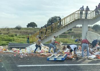 Indigna rapiña a tráiler que volcó en autopista México – Puebla