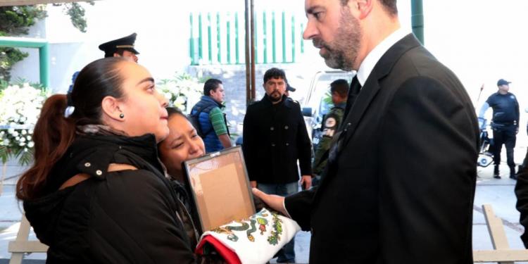 Tello ofrece respaldo a familias de policías caídos