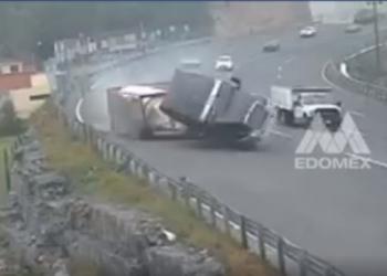 Capturan momento en que tráiler vuelca sobre la autopista México-Toluca