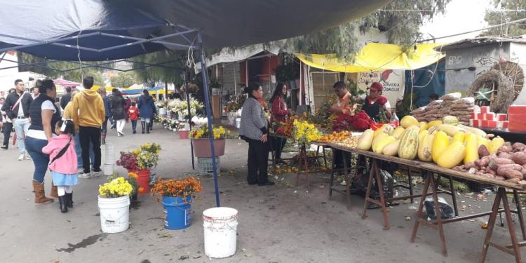 Despiden comerciante el tianguis del día de muertos con malas ventas