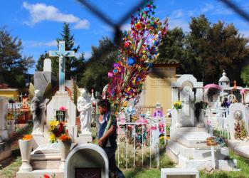 Despiden comerciante el tianguis del día de muertos con malas ventas