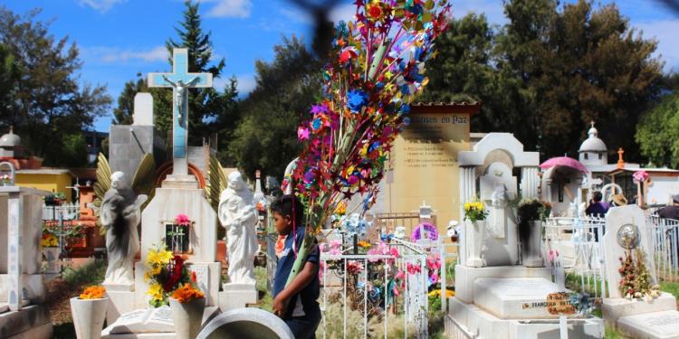 Despiden comerciante el tianguis del día de muertos con malas ventas