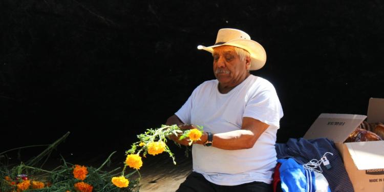 Despiden comerciante el tianguis del día de muertos con malas ventas