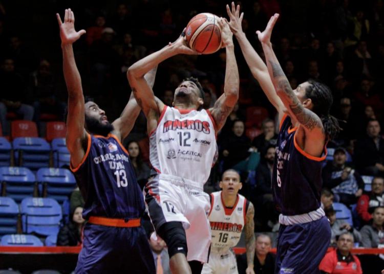 Mineros acorralaron a los Correcaminos