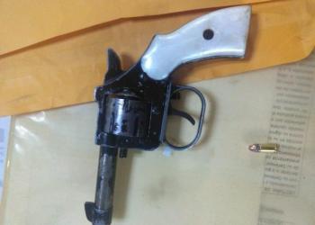 Aseguran a hombre con arma de fuego