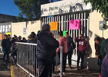Protestan por acusaciones supuestamente falsas en contra de profesor