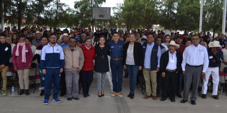 Adultos reciben certificado de educación básica en Maravillas de Noria