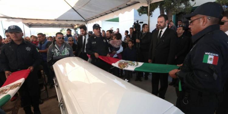 Tello ofrece respaldo a familias de policías caídos