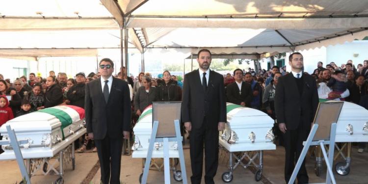 Tello ofrece respaldo a familias de policías caídos