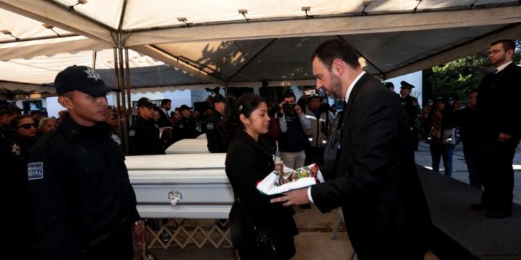 Tello ofrece respaldo a familias de policías caídos