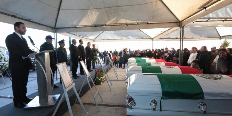 Tello ofrece respaldo a familias de policías caídos