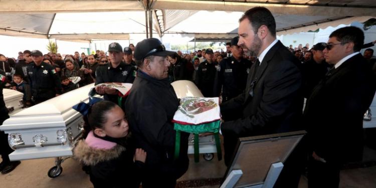 Tello ofrece respaldo a familias de policías caídos