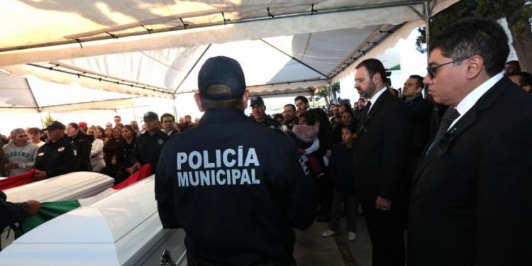 Tello ofrece respaldo a familias de policías caídos