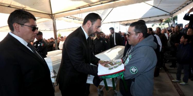 Tello ofrece respaldo a familias de policías caídos