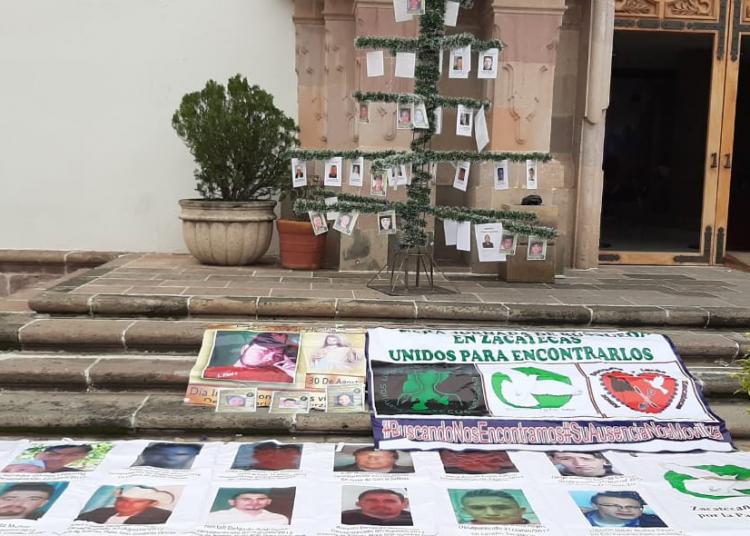 Protestan con árbol de navidad de fotos de desaparecidos
